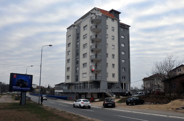 СВЕ ПЛАТИЛИ, а сад морају у подстанаре: МУКЕ станара зграде на Чукарици, у децембру остали БЕЗ СТРУЈЕ, већина се иселила, они који немају где, живе под свећом